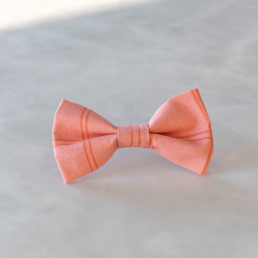 Perzikkleurig handgemaakt strikje voor honden met subtiele streepjes Peach Fuzz.