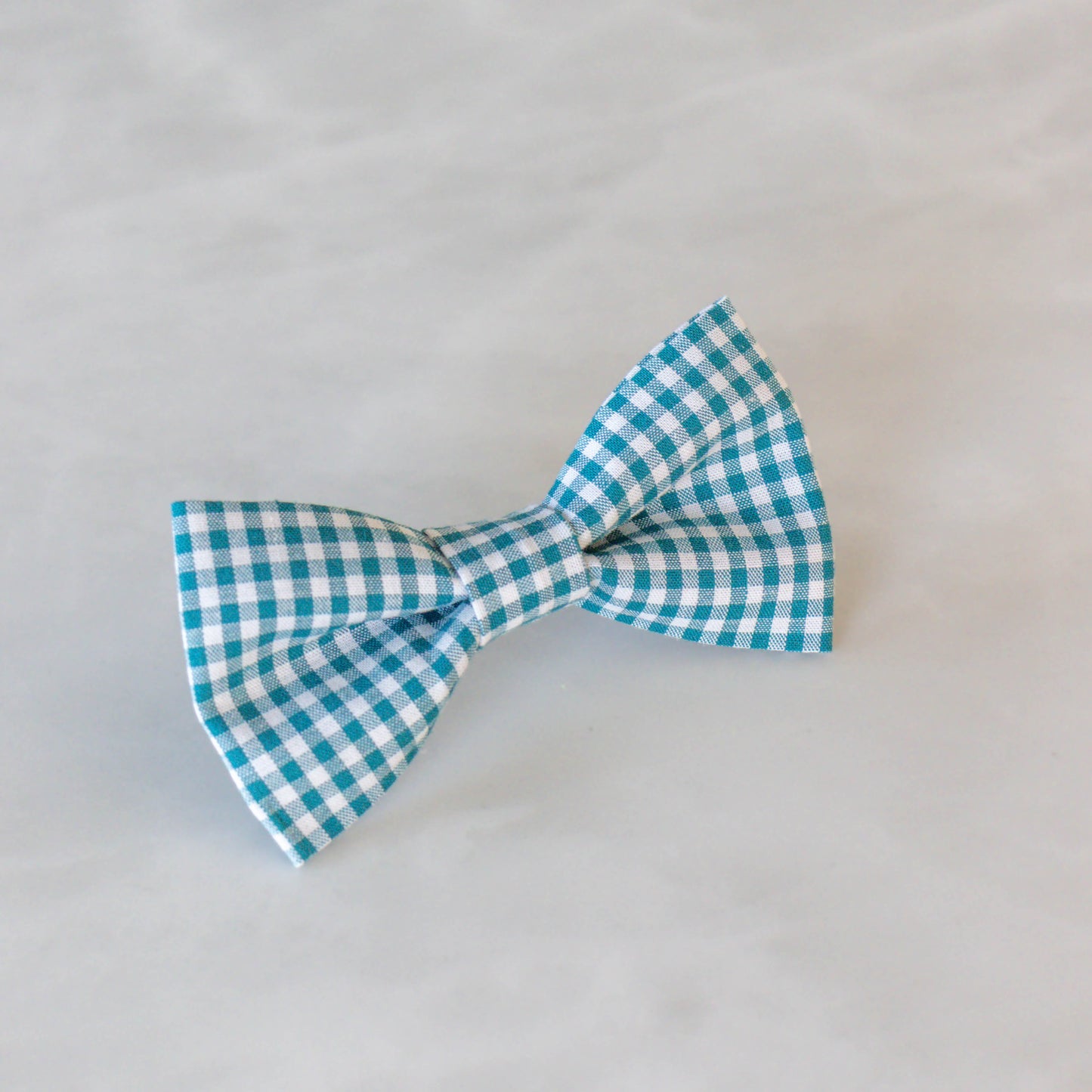 Turquoise handgemaakt strikje voor honden met wit gingham ruitjespatroon Riviera.