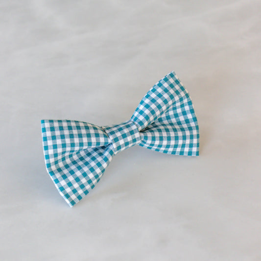 Turquoise handgemaakt strikje voor honden met wit gingham ruitjespatroon Riviera.