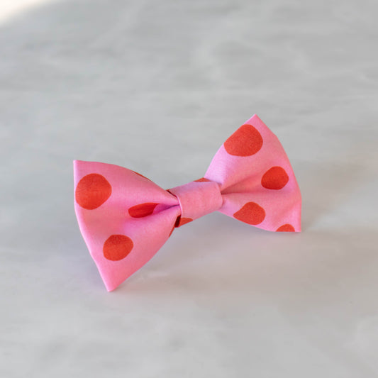 Kleurrijke vlinderdas voor honden in het roze met rode bollen. 