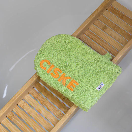 Washandje voor honden in het groen met oranje letters.