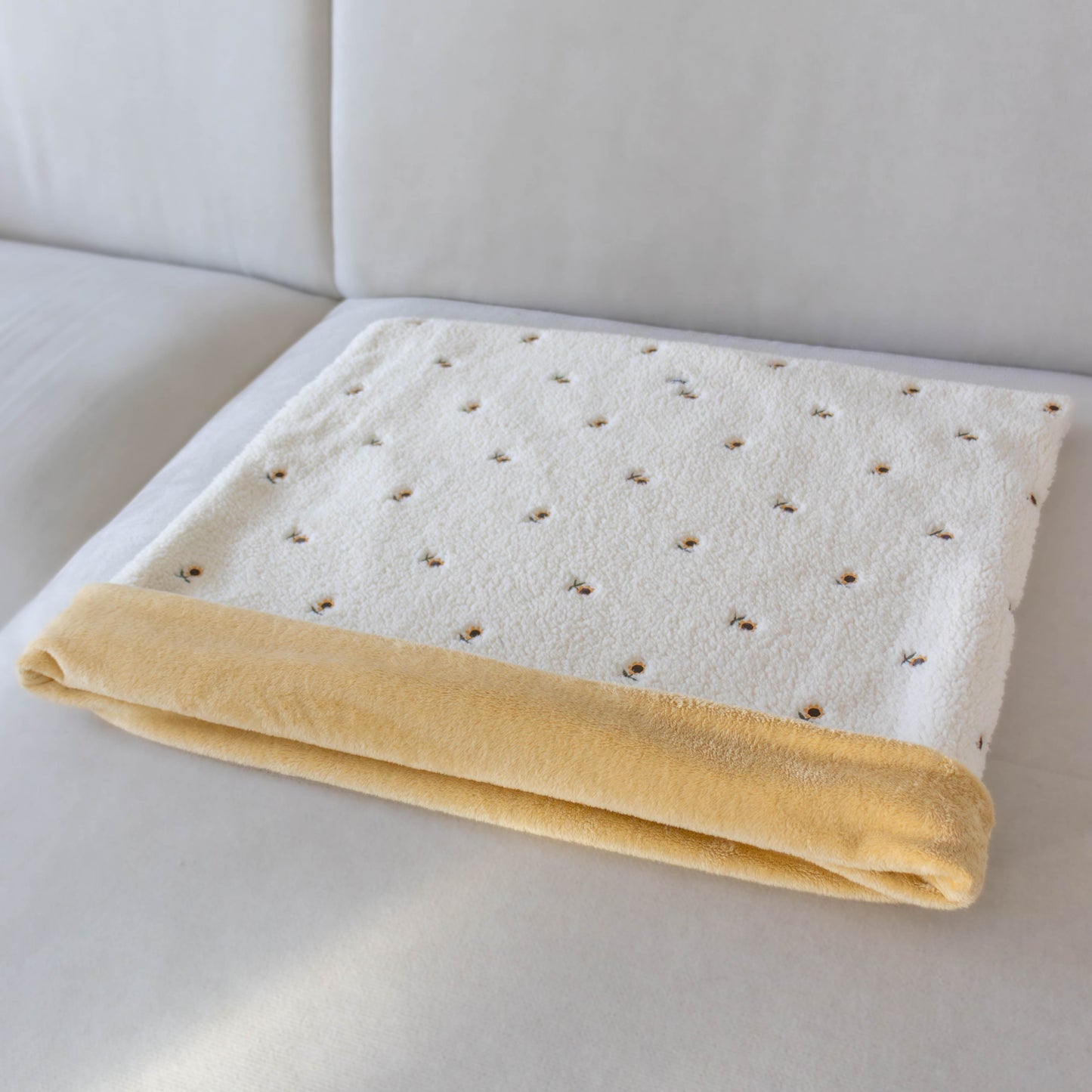 Hondenslaapzak Honey Bee met bloemenprint en gele fleece voering — Zuma Dogwear