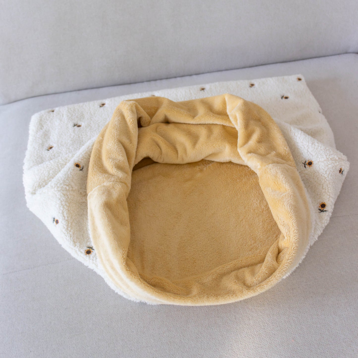 Hondenslaapzak Honey Bee met bloemenprint en gele fleece voering — Zuma Dogwear
