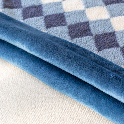 Retro Blue hondenslaapzak in wellnessfleece met blauw ruitjespatroon — Zuma Dogwear