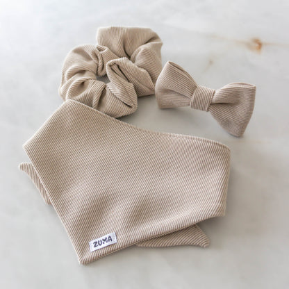 een setje matching accessoires voor hond en baadje, leuk cadeau voor een hondenliefhebber