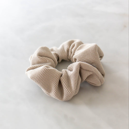 Matching beige scrunchie voor dogmoms