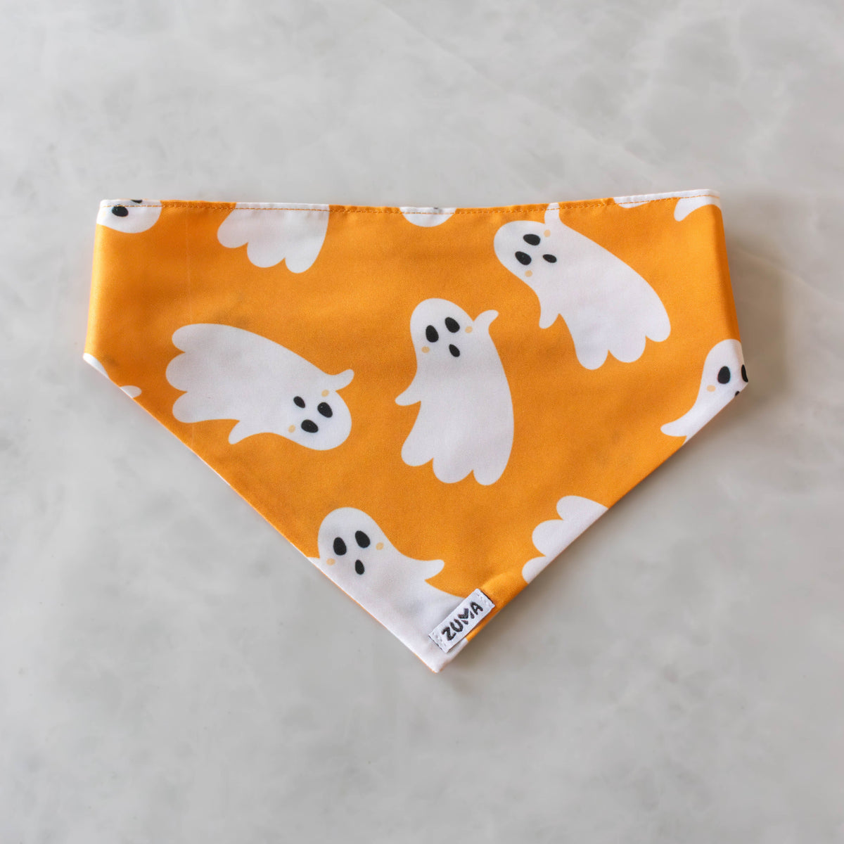 Bandana voor honden voor Halloween met spoken op in het oranje