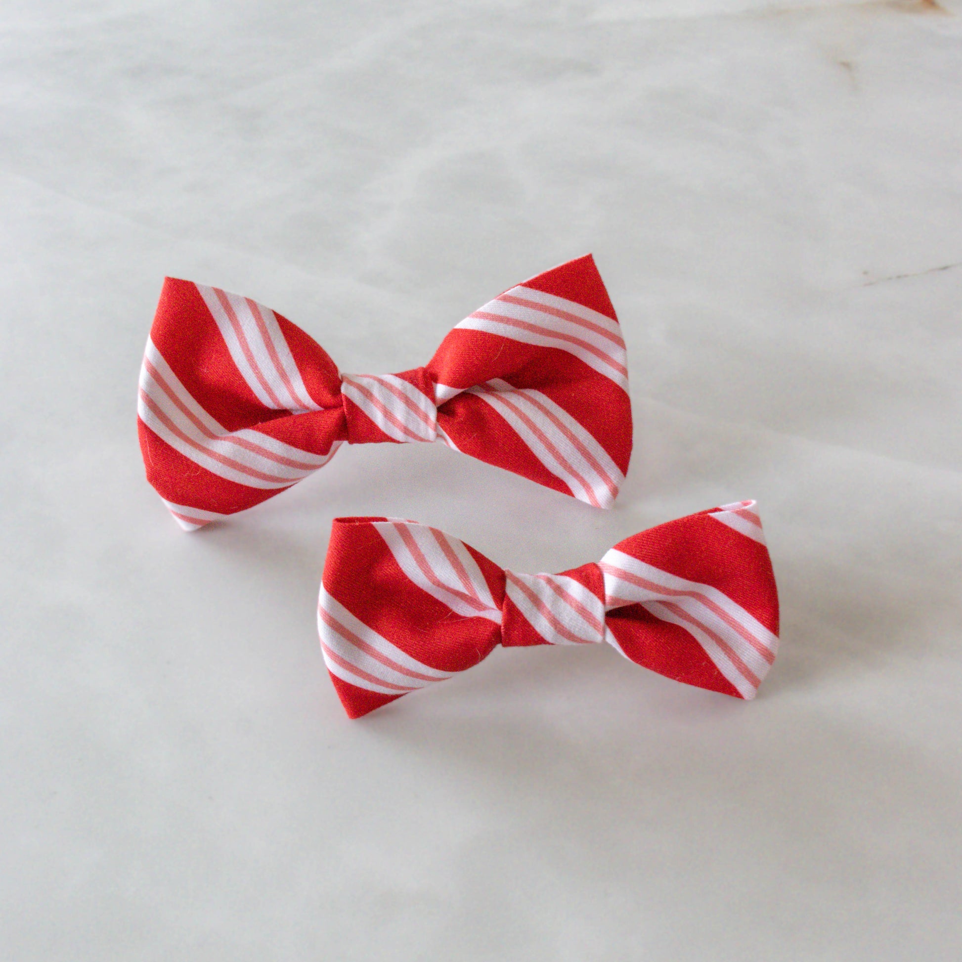 Klassieke strik voor honden voor kerst, eenvoudig te bevestigen aan een leiband