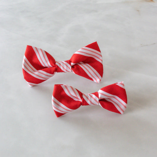 Klassieke strik voor honden voor kerst, eenvoudig te bevestigen aan een leiband