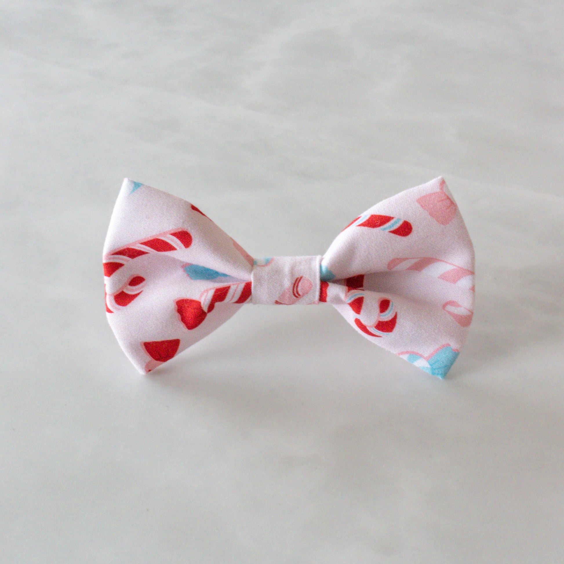 Strik voor een hond voor kerst met candy canes op