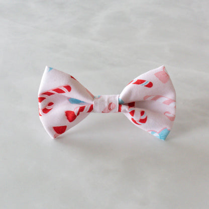 Strik voor een hond voor kerst met candy canes op