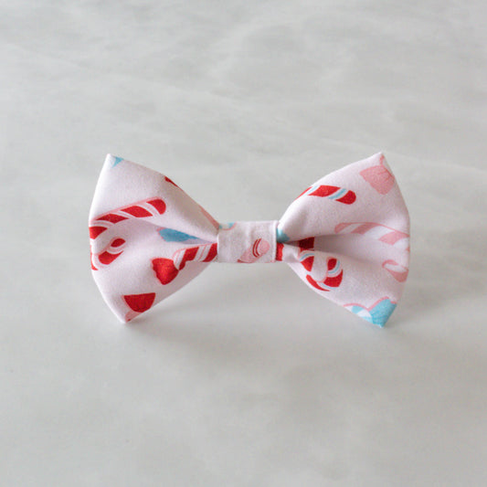 Strik voor een hond voor kerst met candy canes op