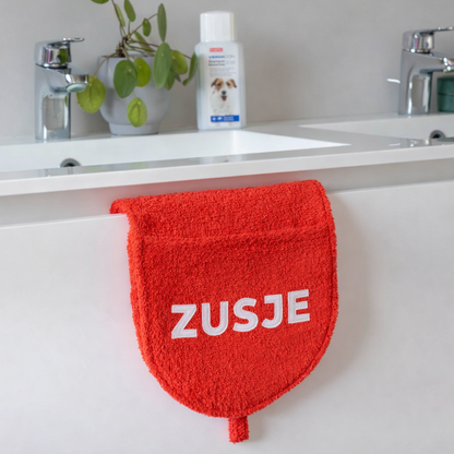 Gemakkelijke handdoek van zuma dogwear om je hond mee af te drogen na een wandeling of een bad.
